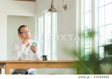 スマホを持つシニア男性　 35084880
