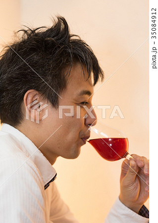 ワインを飲む男性 35084912