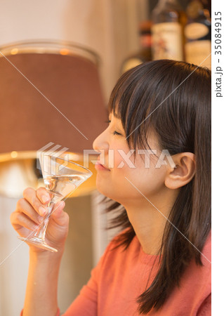 カクテルを飲む女性 35084915