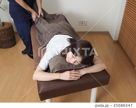 マッサージをうける女性 35086347