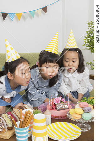 ホームパーティー 誕生日パーティーの写真素材