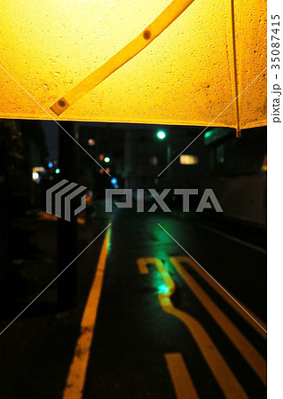 雨の夜の道路とカサに反射する街灯の光 雨の夜の道路とカサに反射する街灯の光 35087415