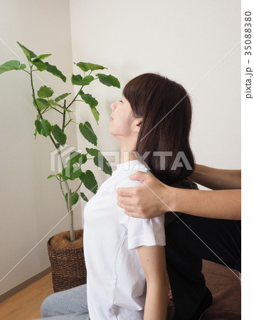 マッサージをうける女性 35088380
