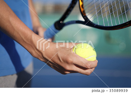テニスをする男性の手元 テニスをする男性の手元 35089939