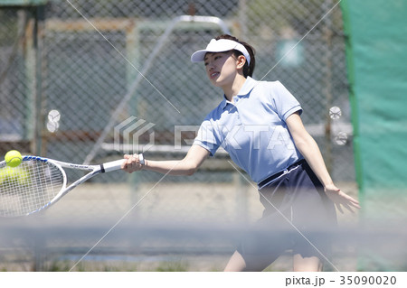 テニスをする女性 テニスをする女性 35090020