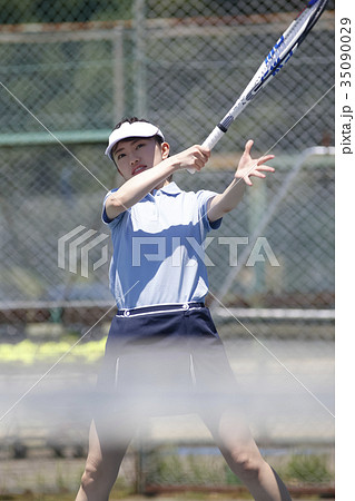 テニスをする女性 テニスをする女性 35090029