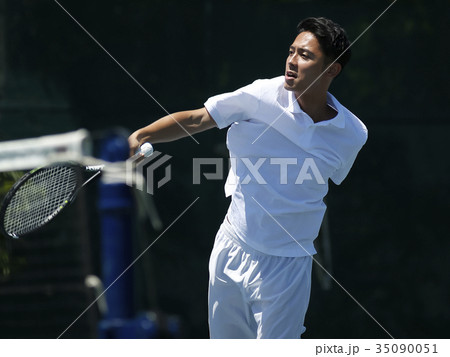 テニスをする男性 テニスをする男性 35090051