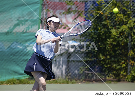 テニスをする女性 35090053