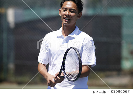 テニスをする男性 テニスをする男性 35090067