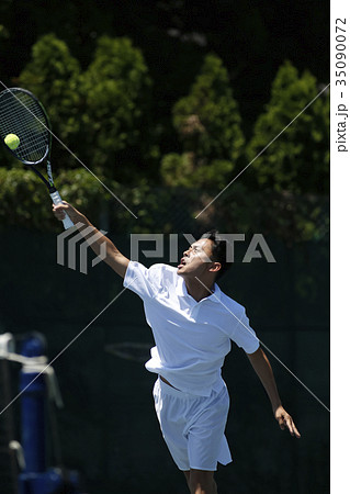 テニスをする男性 テニスをする男性 35090072