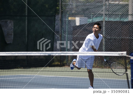 テニスをする男性 テニスをする男性 35090081