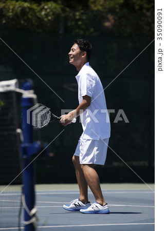 テニスをする男性 テニスをする男性 35090091