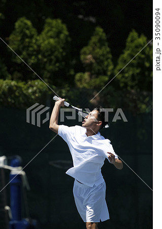 テニスをする男性 テニスをする男性 35090094