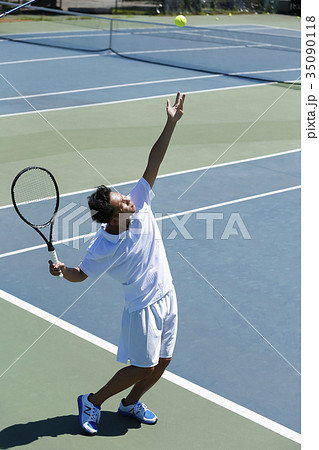 テニスをする男性 テニスをする男性 35090118