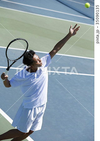 テニスをする男性 テニスをする男性 35090135