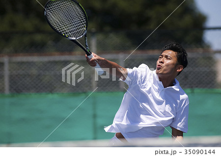 テニスをする男性 テニスをする男性 35090144