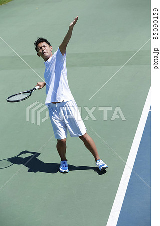 テニスをする男性 テニスをする男性 35090159