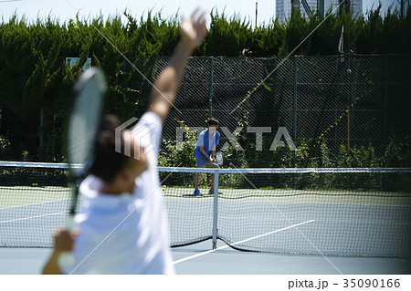 テニスをする男性 テニスをする男性 35090166