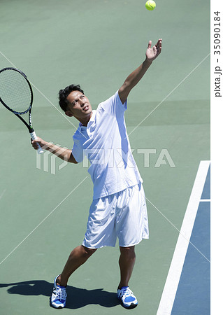 テニスをする男性 テニスをする男性 35090184