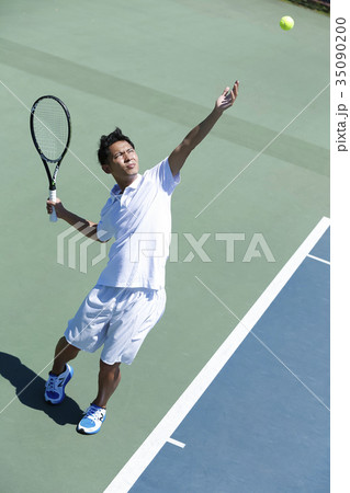 テニスをする男性 テニスをする男性 35090200