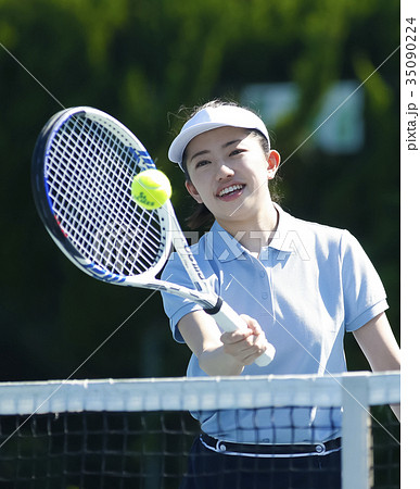 テニスをする女性 テニスをする女性 35090224