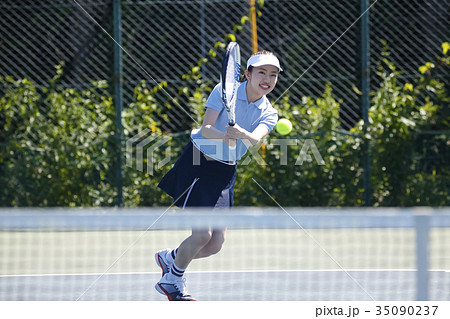 テニスをする女性 テニスをする女性 35090237