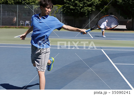 テニスをする男性 テニスをする男性 35090241