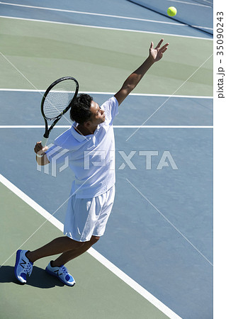 テニスをする男性 テニスをする男性 35090243