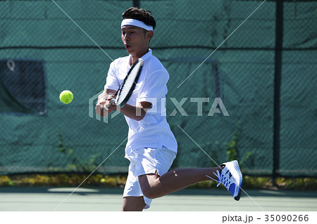 テニスをする男性 35090266