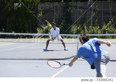 テニスをする男性 テニスをする男性 35090281