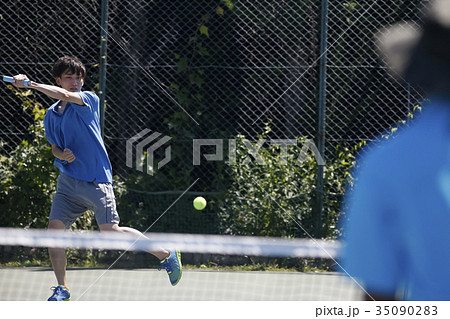 テニスをする男性 テニスをする男性 35090283