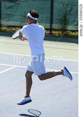テニスをする男性 35090320