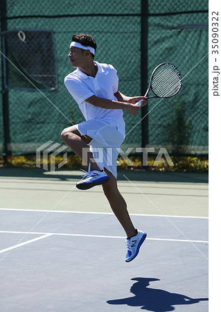 テニスをする男性 35090322
