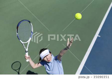 テニスをする女性 テニスをする女性 35090351