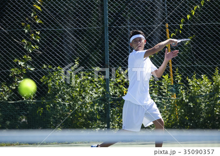 テニスをする男性 テニスをする男性 35090357