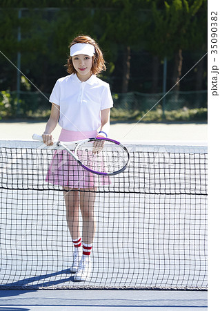 テニスコートにいる女性 35090382