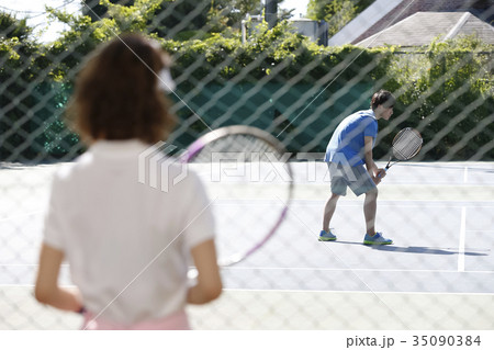 テニスコートにいる男女 テニスコートにいる男女 35090384
