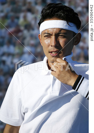テニスをする男性 35090442