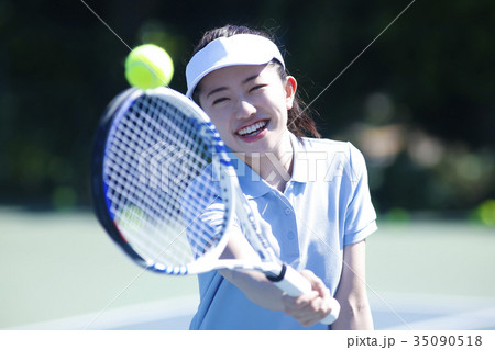 テニスをする女性 テニスをする女性 35090518
