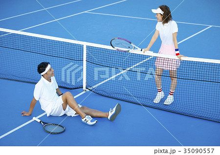 テニスコートにいる男女 35090557