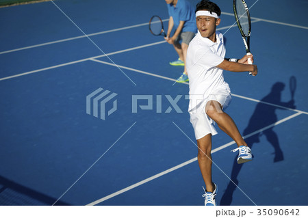 テニスをする男性　ダブルス 35090642