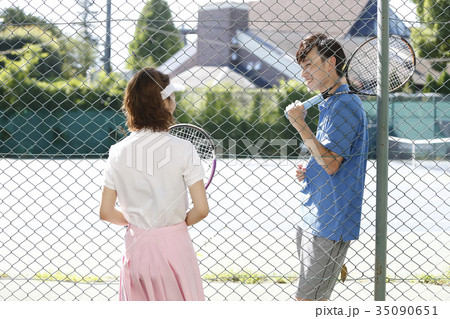テニスコートにいる男女 35090651