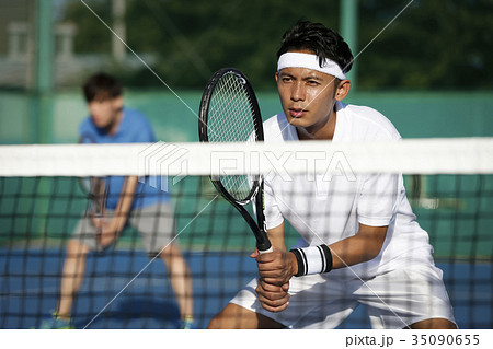 テニスをする男性 ダブルスの写真素材