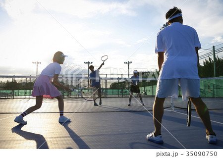 テニスをする男女 ダブルス テニスをする男女 ダブルス 35090750