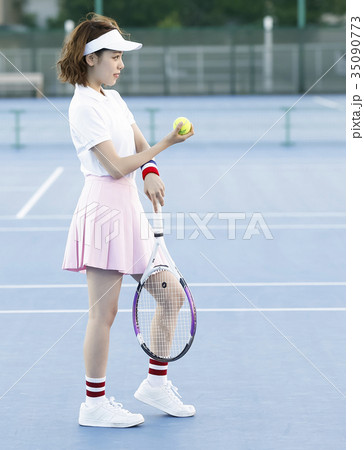テニスコートにいる女性 テニスコートにいる女性 35090773