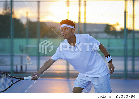 テニスをする男性 35090794