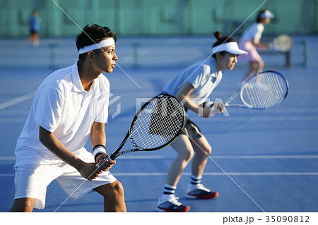 テニスをする男女　ダブルス 35090812