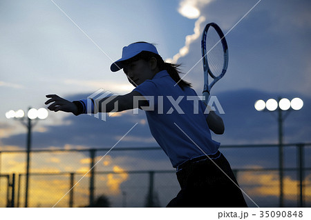 テニスをする女性 テニスをする女性 35090848