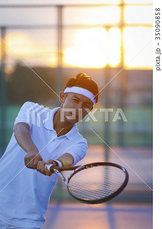 テニスをする男性 テニスをする男性 35090858