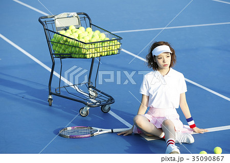 テニスコートにいる女性 テニスコートにいる女性 35090867